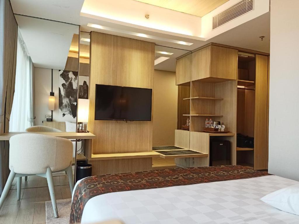 Louis Kienne Cikarang Hotel & Service Apartment Bekasi Exterior photo